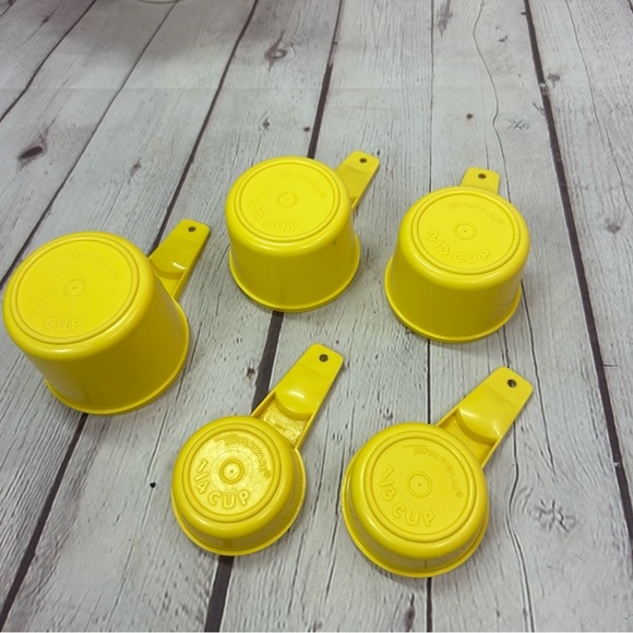 vintage tupperware Yellow Measuring Cups NOT FULL Set 4pc set 1C sold - Picture 3 of 3